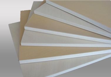 Linia produkcyjna płytek PVC do sufitów Maszyna do automatycznej wytłaczania do produkcji płyt plastikowych