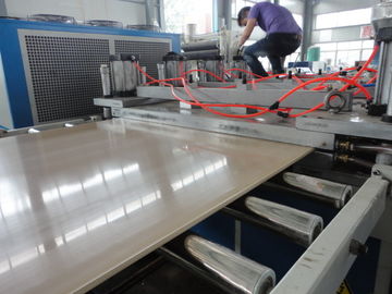 Linia produkcyjna płytek PVC do sufitów Maszyna do automatycznej wytłaczania do produkcji płyt plastikowych