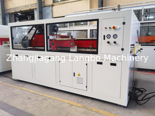 Linia wytłaczania okien PVC Maszyna wytłaczająca 1200 mm Linia produkcyjna płytek PVC z automatyczną maszyną obróbczą