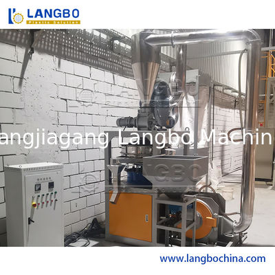 Maszyna do mielenia twardych kawałków plastiku, produkująca proszek PVC