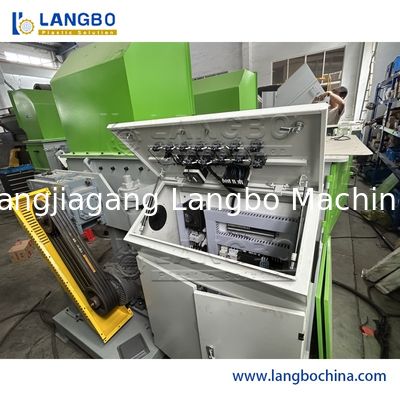 Maszyna do szczelinowania płytek włókienniczych