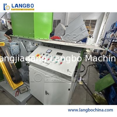 Maszyna do szczelinowania płytek włókienniczych