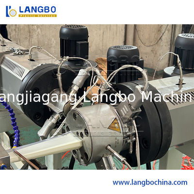 Linia do produkcji wytłaczanych listew cenowych z tworzywa sztucznego, wytłaczarka do profili PVC, maszyna do produkcji uchwytów na etykiety cenowe PVC