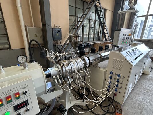 Plasty PE HDPE PPR Woda, gaz i olej Rurociąg wytłaczanie Linia produkcyjna Jednoskrętowy wytłaczacz Rurociąg Maszyna