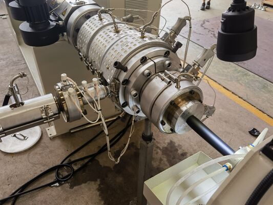 Plasty PE HDPE PPR Woda, gaz i olej Rurociąg wytłaczanie Linia produkcyjna Jednoskrętowy wytłaczacz Rurociąg Maszyna