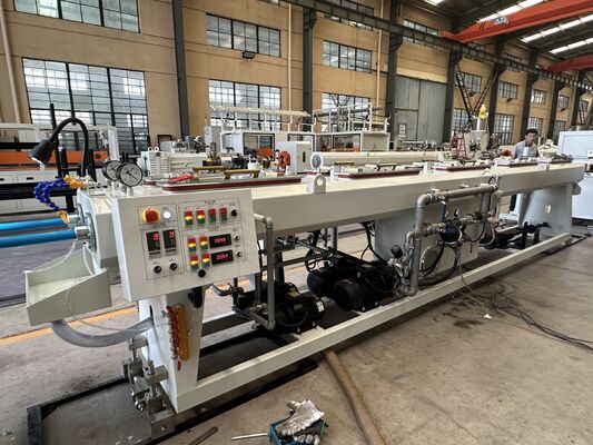 Linia do wytłaczania rur PCV z ekranem dotykowym PLC Maszyna do produkcji rur dwuślimakowych