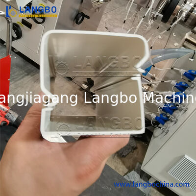 Maszyna do tworzenia profili trunkowych z urządzeniem do przebijania