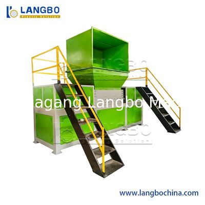 Odpady z tworzyw sztucznych Odpady z tworzyw sztucznych Metalowe sklejki Drewno Palety z tworzyw sztucznych PP HDPE LDPE PVC grube Odpady Rury Recykling Jednoszytowe urządzenie rozdrabniające