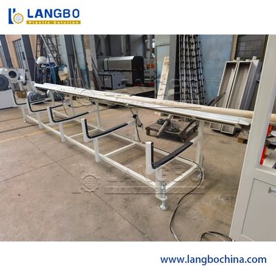 Linia wytłaczania rur PVC. Produkcja wysokiej prędkości.