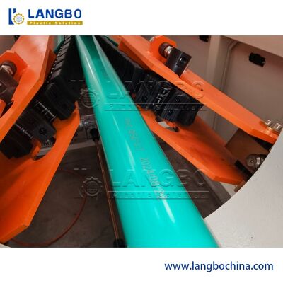 Linia wytłaczania rur PVC. Produkcja wysokiej prędkości.