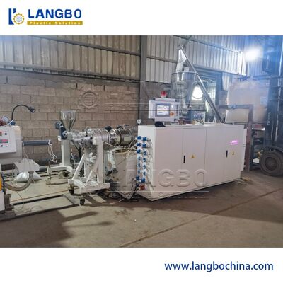 Linia wytłaczania rur PVC. Produkcja wysokiej prędkości.