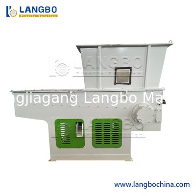 Odpady z tworzyw sztucznych Odpady z tworzyw sztucznych Metalowe sklejki Drewno Palety z tworzyw sztucznych PP HDPE LDPE PVC grube Odpady Rury Recykling Jednoszytowe urządzenie rozdrabniające