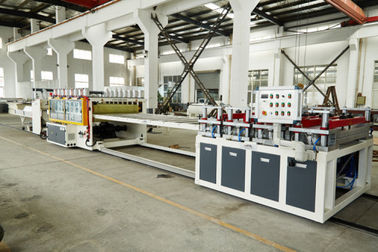 Płyty podłogowe Pvc Panel ścienny Linia wytłaczania Płyty skirtingowe Produkcja