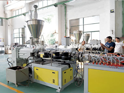 Odporność ogniowa Linia do wytłaczania profili PVC 55KW Linia do produkcji paneli ściennych WPC