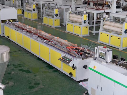 Motor Power W pełni automatyczna linia produkcyjna wytłaczania profili PVC z tworzyw sztucznych dla najwyższej klasy produkcji